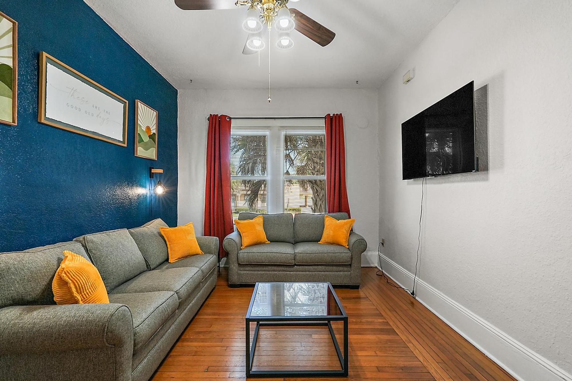 Downtown Den-King Bed~Heart Of Eustis~Queen Sleeper~Upstairs~Bright & Happy Eksteriør billede