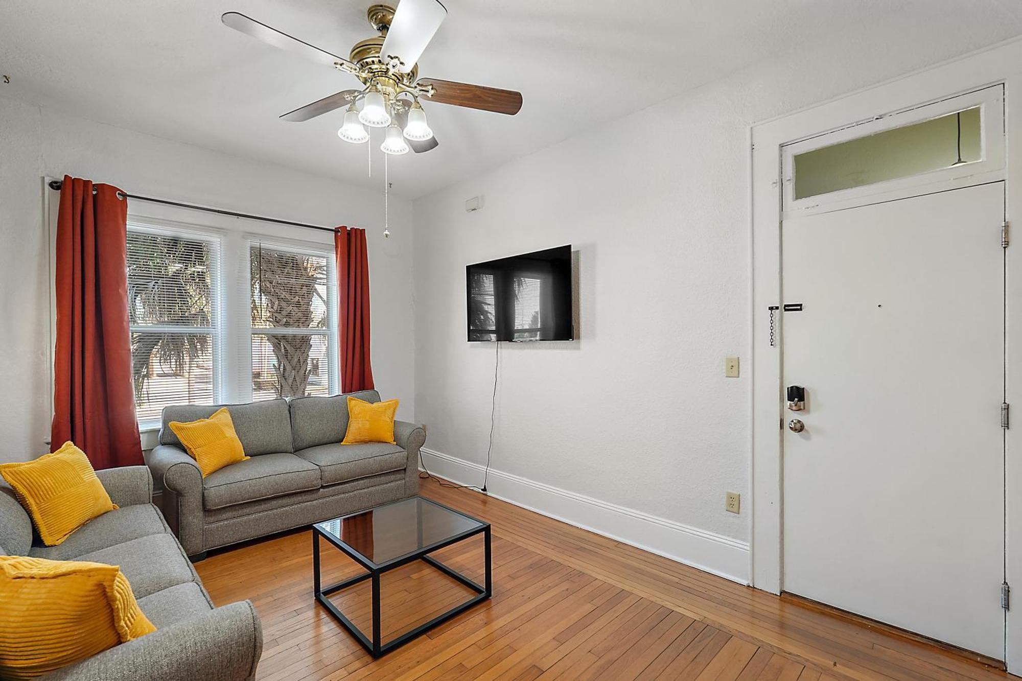 Downtown Den-King Bed~Heart Of Eustis~Queen Sleeper~Upstairs~Bright & Happy Eksteriør billede