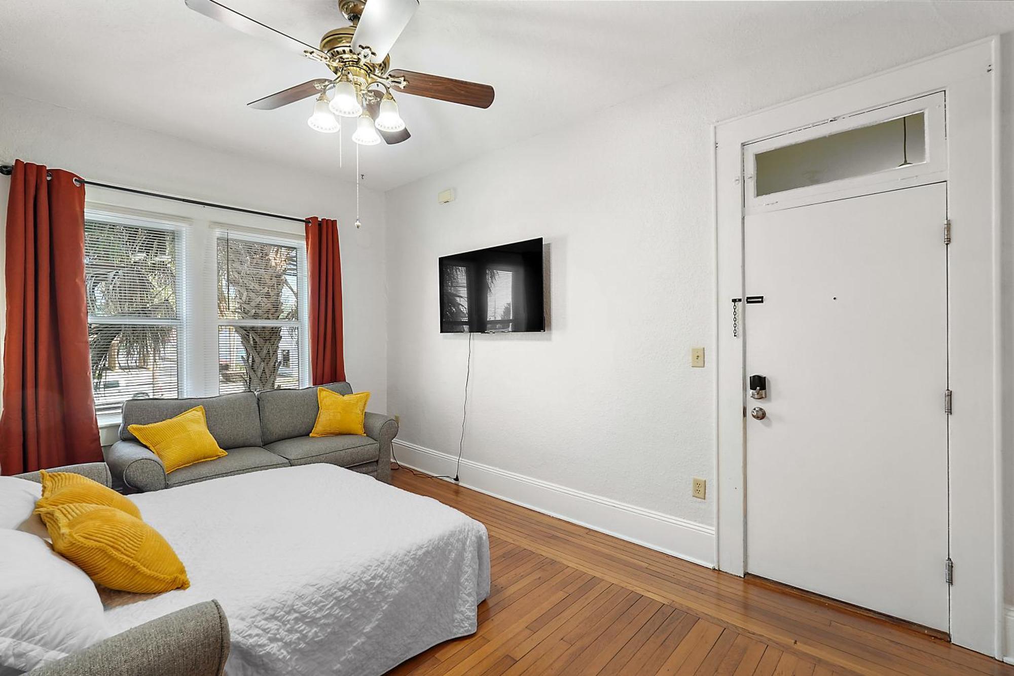 Downtown Den-King Bed~Heart Of Eustis~Queen Sleeper~Upstairs~Bright & Happy Eksteriør billede